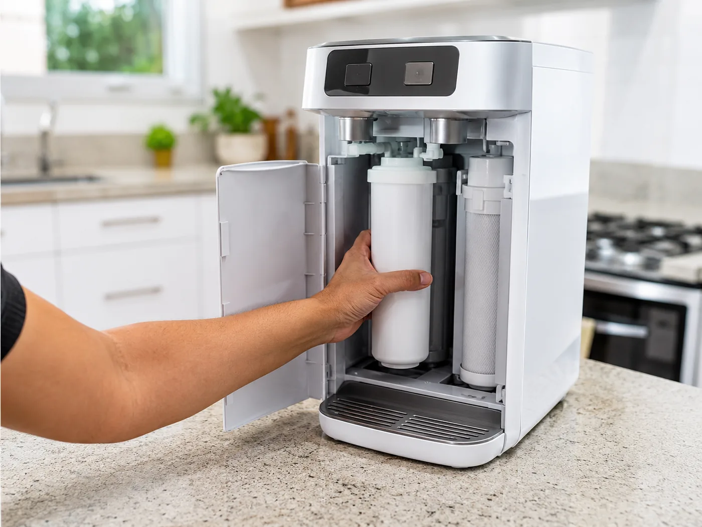 Técnico instalando um purificador de água na cozinha do cliente